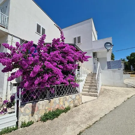 Maslenica-bougainvillea Apartman *